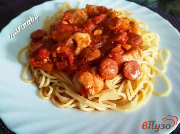 фото рецепта: Спагетти с мясным соусом из куриного филе и охотничьих колбасок