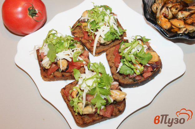 фото рецепта: Бутерброды с томатной сальсой и маринованными мидиями