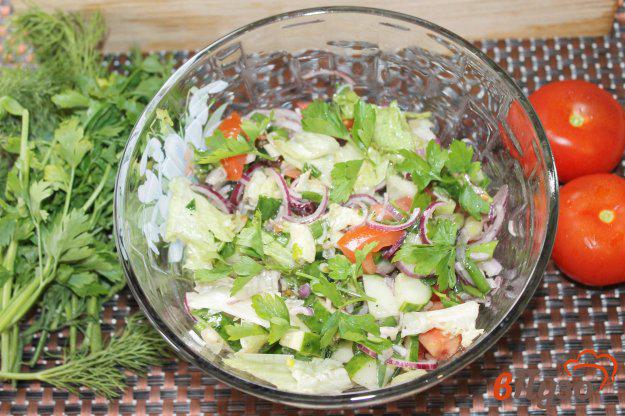 фото рецепта: Салат из листовой зелени с овощами и луком