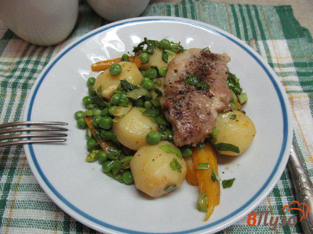 фото рецепта: Свиная отбивная с овощным салатом