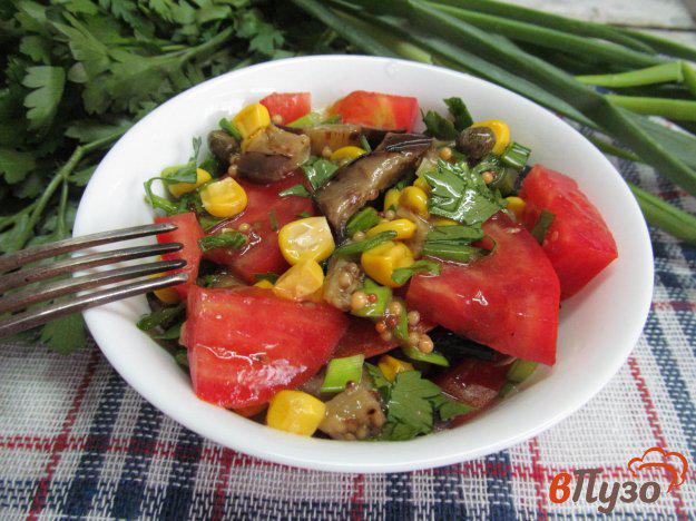 фото рецепта: Салат из жареного баклажана с кукурузой и помидором