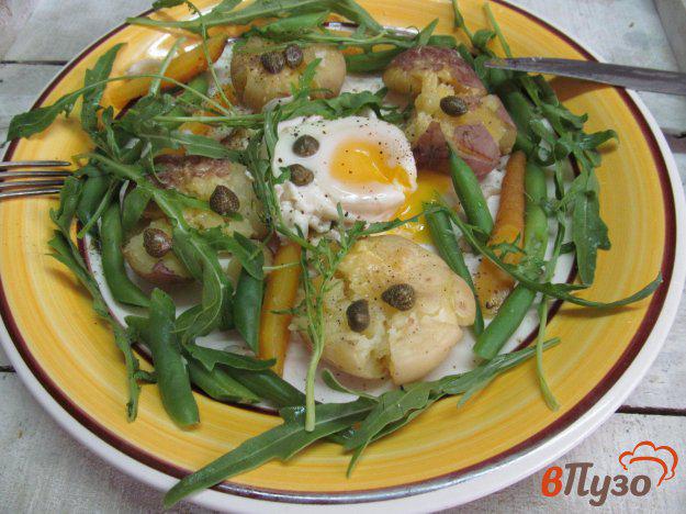 фото рецепта: Овощи с яйцом пашот каперсами и рукколой