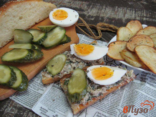 фото рецепта: Картофельные чипсы яйцо и бутерброды с анчоусами