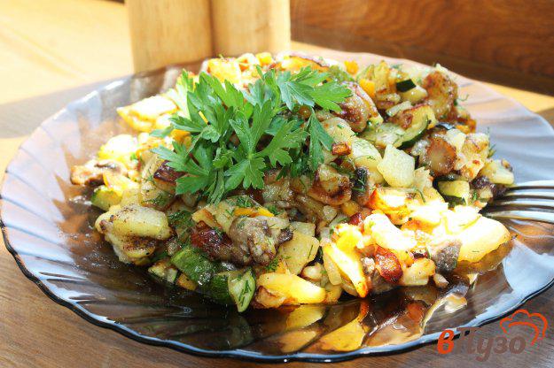 фото рецепта: Жареный картофель с кабачком, грибами и морковью