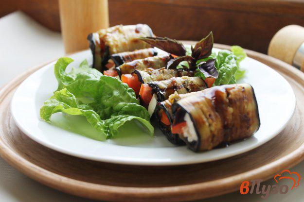 фото рецепта: Баклажанные рулеты с фетой, помидорами и базиликом