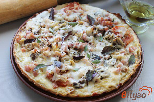 фото рецепта: Пицца с ветчиной, курицей и помидорами