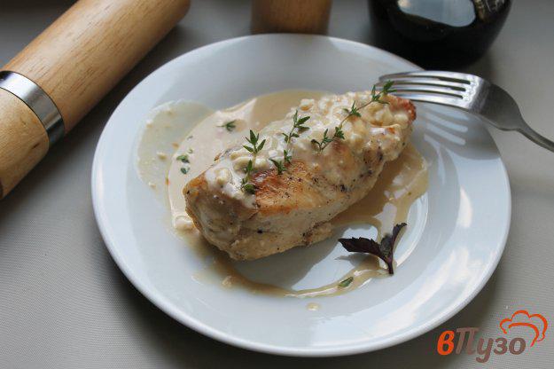 фото рецепта: Куриная грудка фаршированная сыром и базиликом