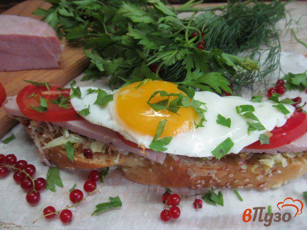фото рецепта: Горячий бутерброд с ветчиной и жареной капустой