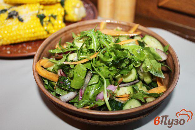 фото рецепта: Огуречный салат с рукколой и морковью