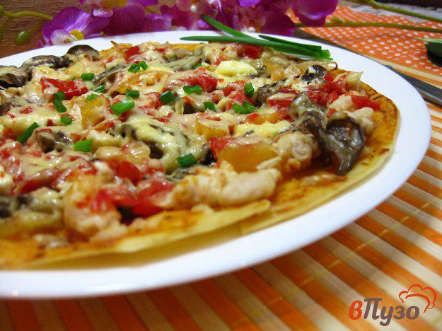 фото рецепта: Пицца тонкая с грибами и курицей под сыром