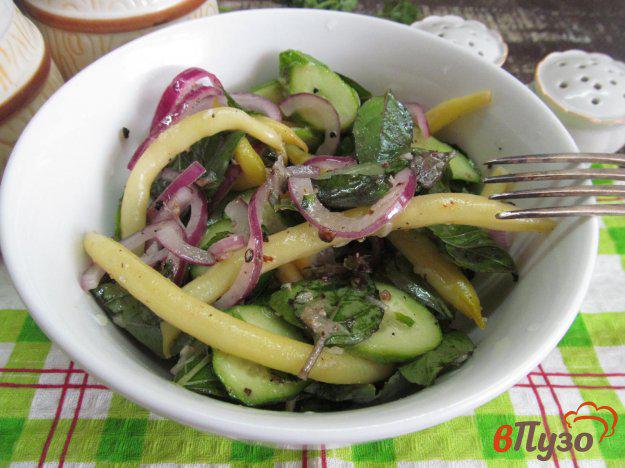 фото рецепта: Салат из восковой фасоли с огурцом