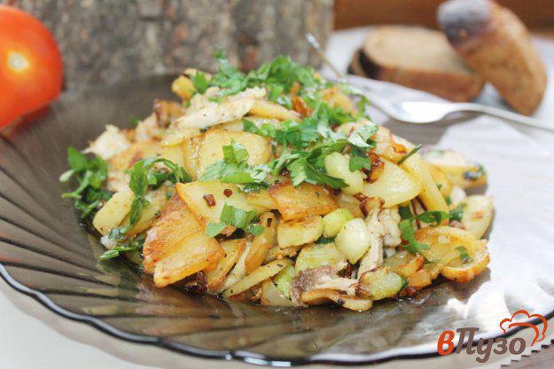 фото рецепта: Жареный картофель с курицей и кабачком