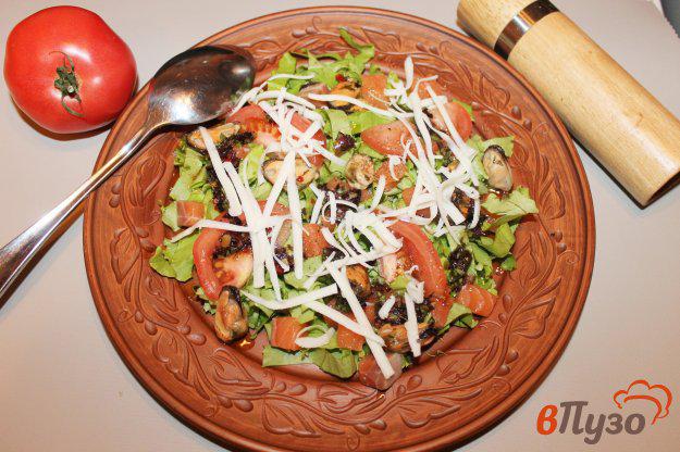 фото рецепта: Салат с мидиями и помидорами