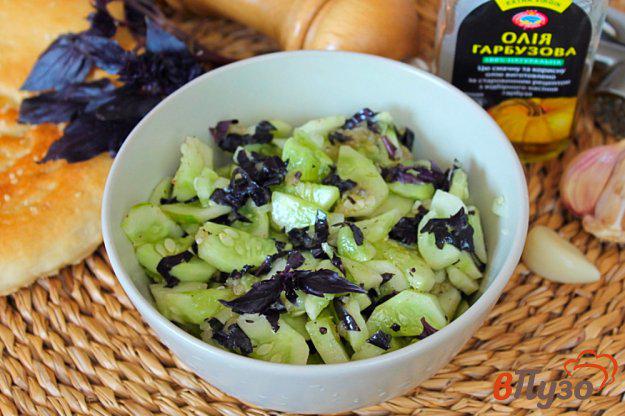 фото рецепта: Салат из огурцов с чесноком и базиликом