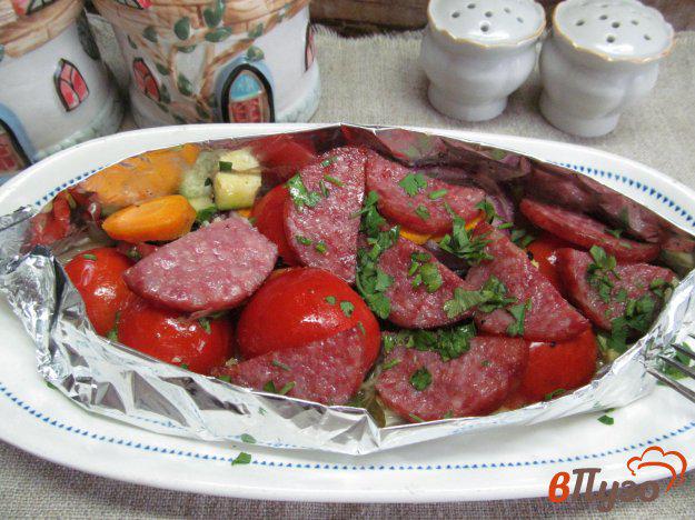 фото рецепта: «Лодочка» из овощей с колбасой