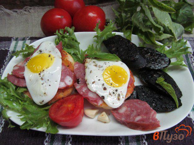 фото рецепта: Брускетта с яйцом и кровяной колбасой