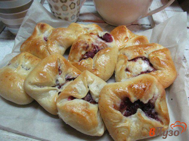 фото рецепта: Пирожки на ряженке с начинкой из сыра и малины