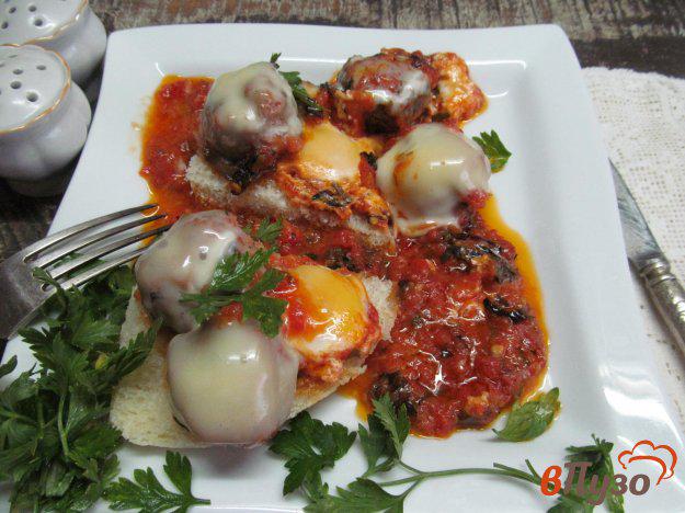фото рецепта: Фрикадельки в томатном соусе под сыром моцарелла