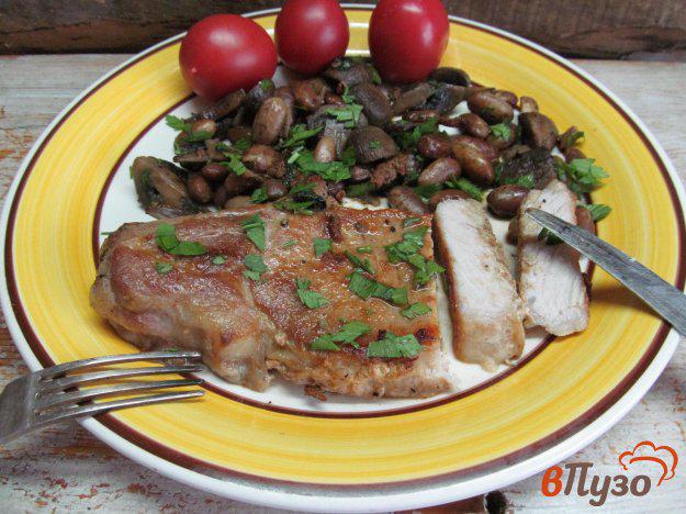 фото рецепта: Свиной стейк с грибами и фасолью