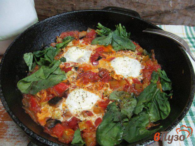 фото рецепта: Рататуй с яйцами и шпинатом