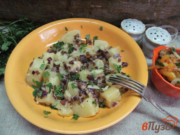 фото рецепта: Молодой картофель под сливочным соусом с чесноком и беконом
