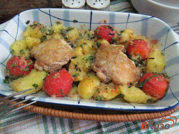 фото рецепта: Куриные бедра с овощами в соусе песто