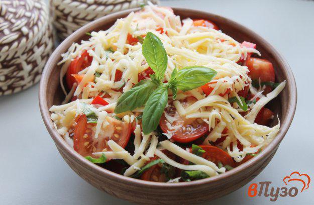 фото рецепта: Салат из помидоров черри, болгарского перца и твердого сыра