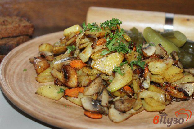 фото рецепта: Картофель жареный с грибами, кабачком и морковью