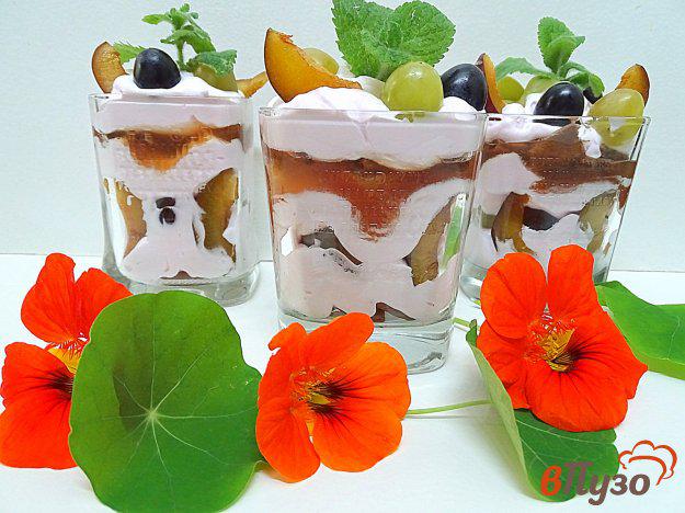 фото рецепта: Десерт со сливками, виноградом и сливами