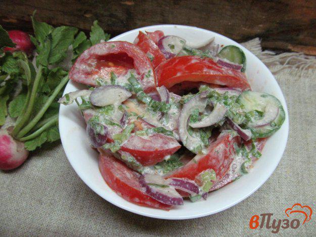 фото рецепта: Салат из помидора и огурца с ботвой редиса