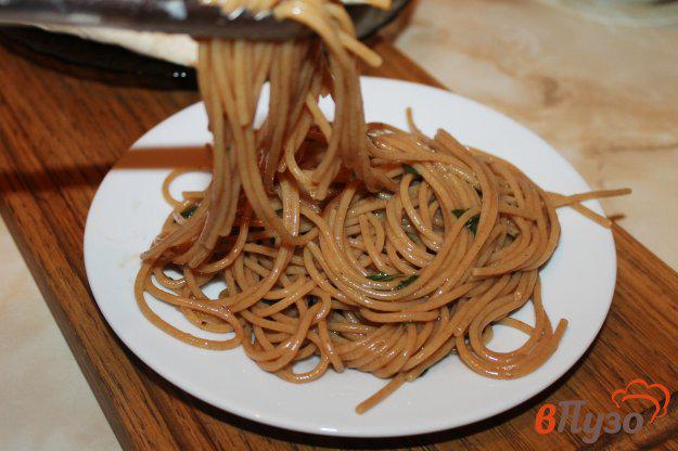 фото рецепта: Цельнозерновые спагетти с соевым соусом и базиликом