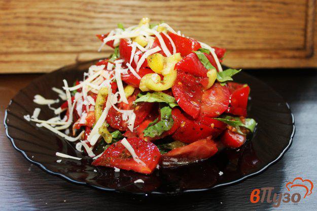фото рецепта: Салат из томатов, перца, листового салата и сыра под базиликовым песто