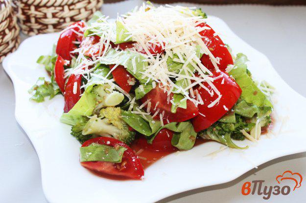 фото рецепта: Салат из помидоров и брокколи под кунжутной заправкой