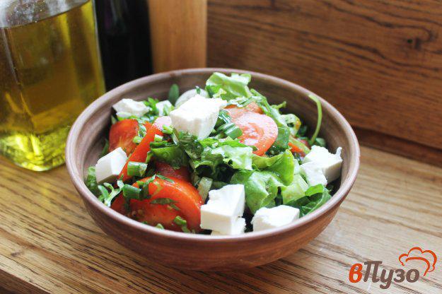 фото рецепта: Салат из зелени, помидоров и сыра