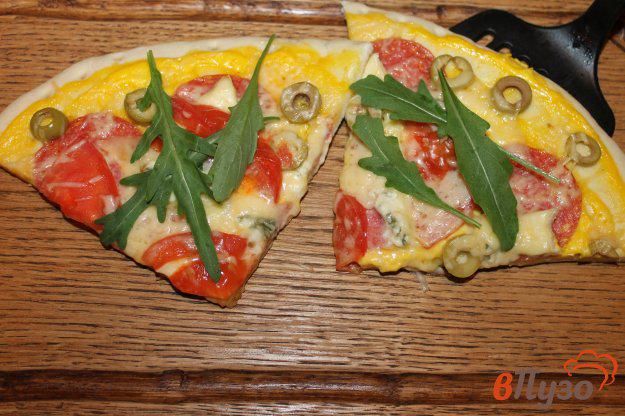 фото рецепта: Пицца на готовой основе с салями, голубым сыром и оливками
