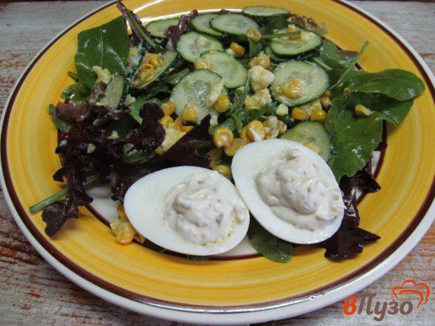 фото рецепта: Салат с огурцом кукурузой и яйцом