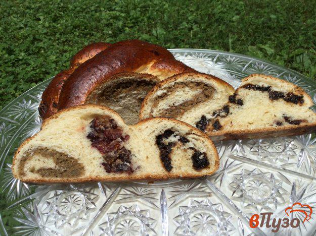 фото рецепта: Дрожжевой пирог с брусникой, черносливом, изюмом и орехами