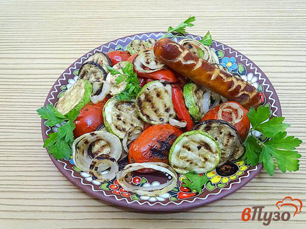 фото рецепта: Овощи и сосиски на сковороде гриль