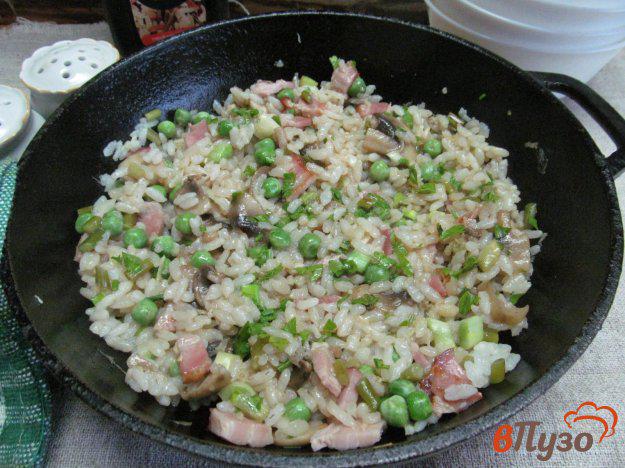 фото рецепта: Жареный рис с копченой грудинкой и горошком