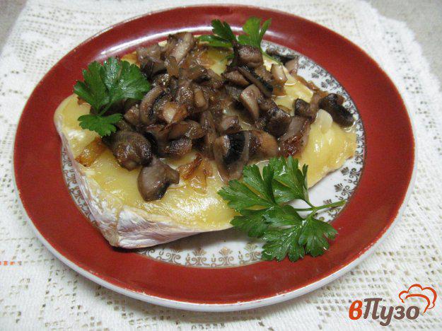фото рецепта: Запеченный сыр бри с грибами