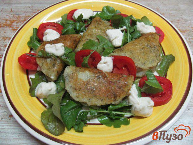фото рецепта: Салат с картофельными блинчиками и помидором