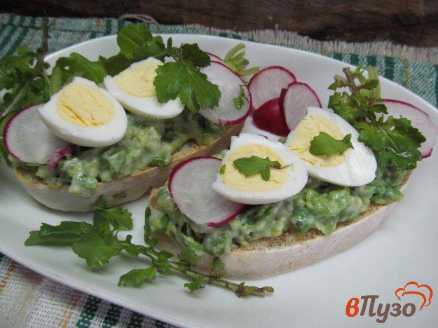 фото рецепта: Бутерброды с горошком и яйцами