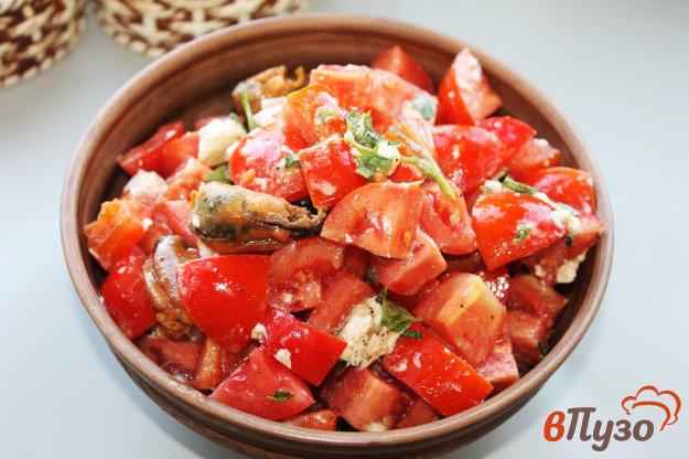 фото рецепта: Салат из помидоров, жареных мидий и феты