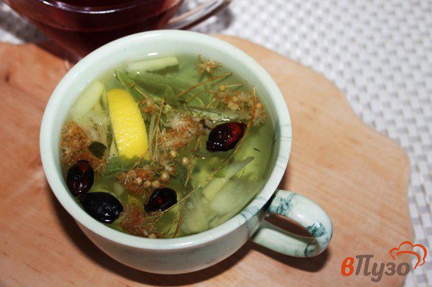 фото рецепта: Чай из липы и шиповника с лимоном и имбирем