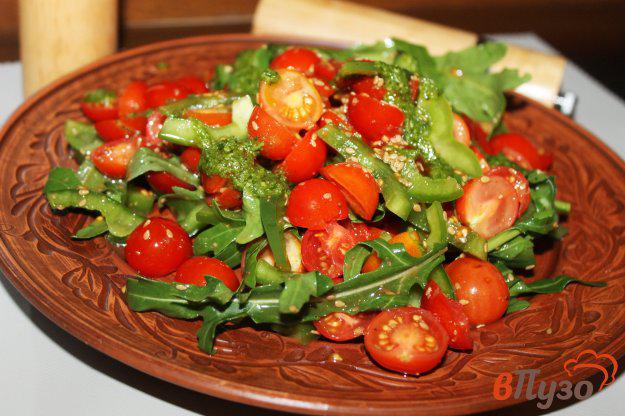 фото рецепта: Салат из помидоров черри, зеленого перца и рукколы в соево -кунжутной заправке