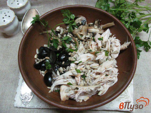 фото рецепта: Салат из перловки с курицей грибами и виноградом