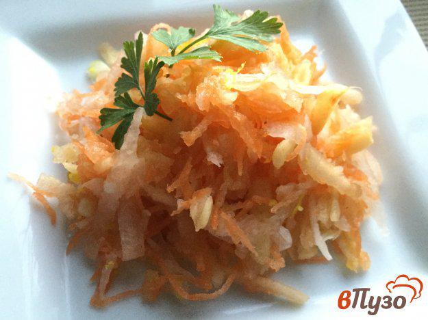 фото рецепта: Салат из моркови, яблок и редьки