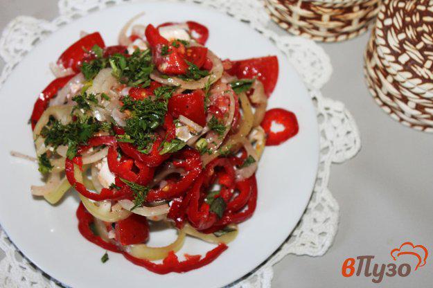 фото рецепта: Салат из перца, помидоров, маринованного лука и свежего базилика