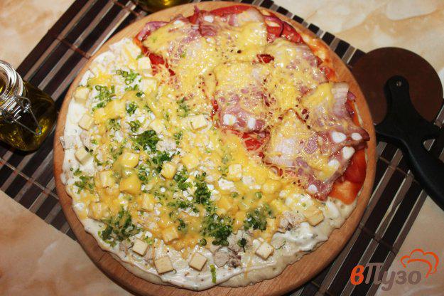 фото рецепта: Пицца на готовой основе «два вкуса» с курицей и беконом