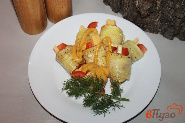 фото рецепта: Рулетики из кабачка с помидорами и сыром